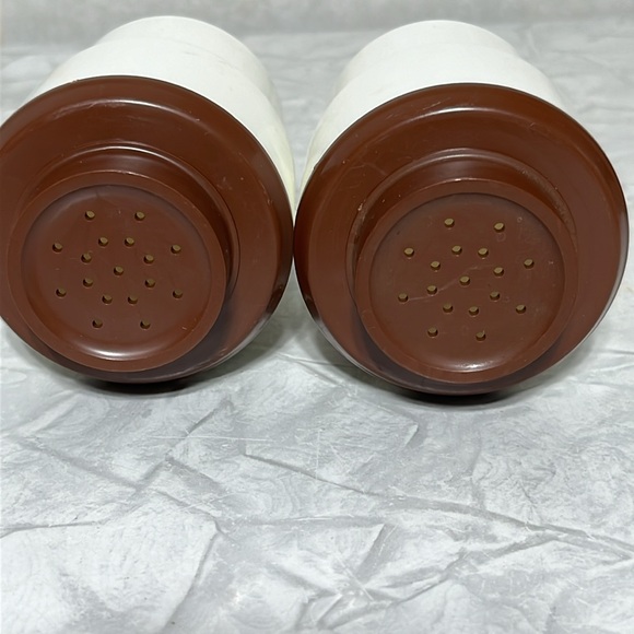 Mushroom salt and pepper 70s shakers plastic by sterilite some signs of wear - Picture 2 of 12